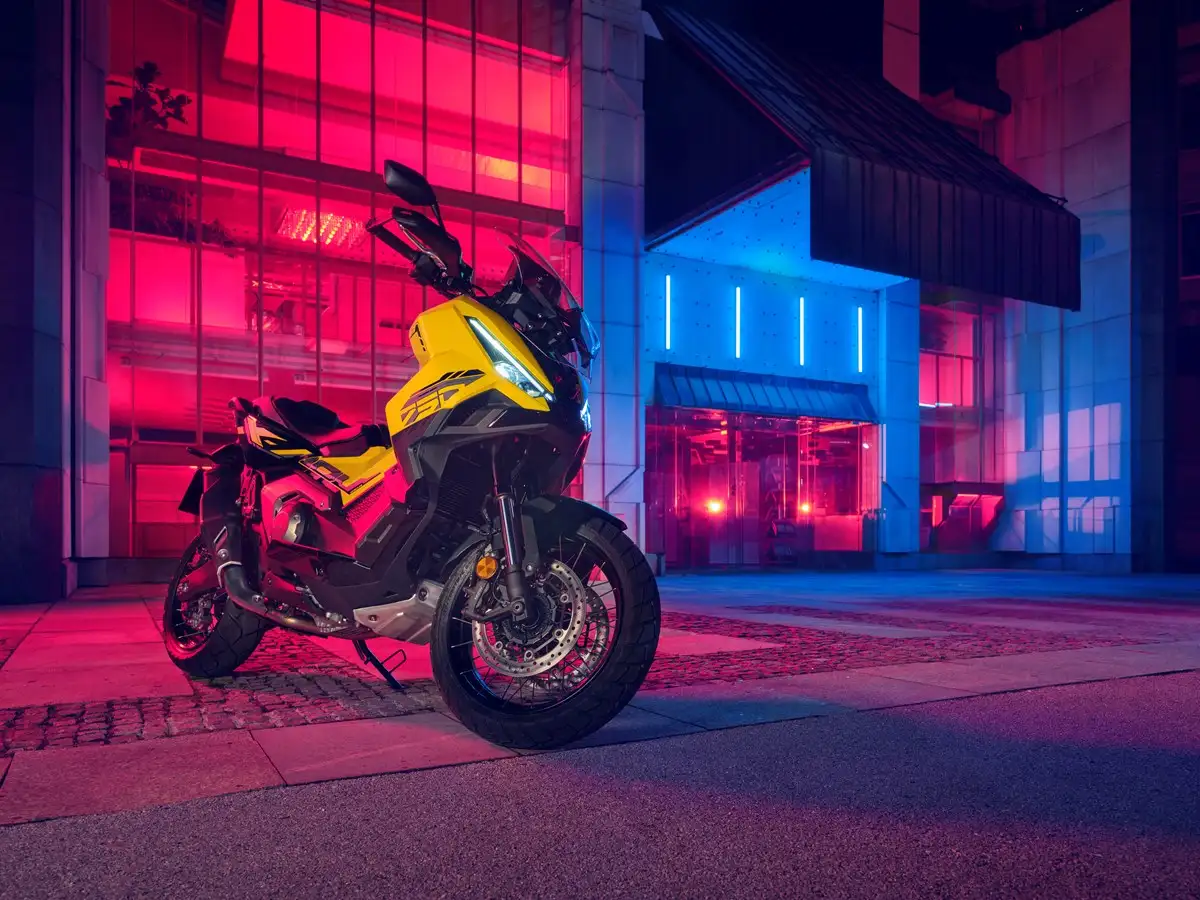 x-adv giallo